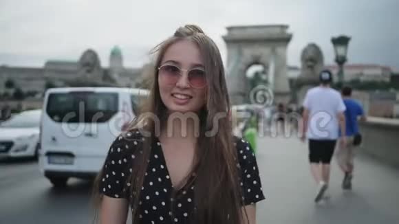 夏天在布达佩斯的亚洲女孩视频的预览图