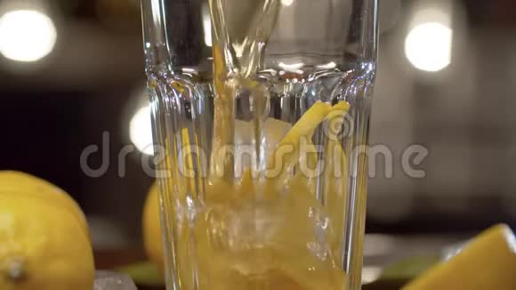 冰茶倒在玻璃杯里视频的预览图