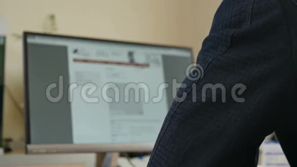 一个办公室职员正在电脑工作视频的预览图