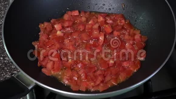 在煎锅里煎西红柿视频的预览图