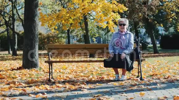 祖母坐在长凳上视频的预览图