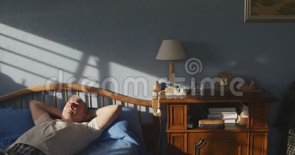 老人躺在家里的床上视频的预览图