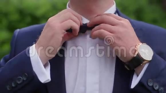 穿西装的人弓领带视频的预览图