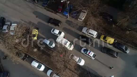 两辆汽车从高空顶向相撞的道路事故视频的预览图