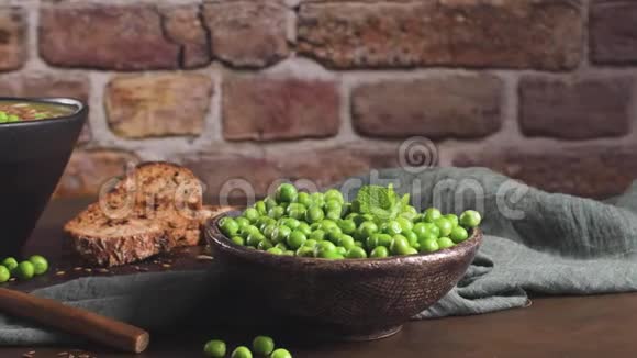 带种子的豌豆汤视频的预览图