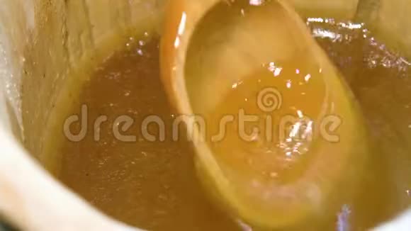 蜂蜜滴在桶里视频的预览图