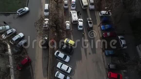 两辆汽车从高空顶向相撞的道路事故视频的预览图