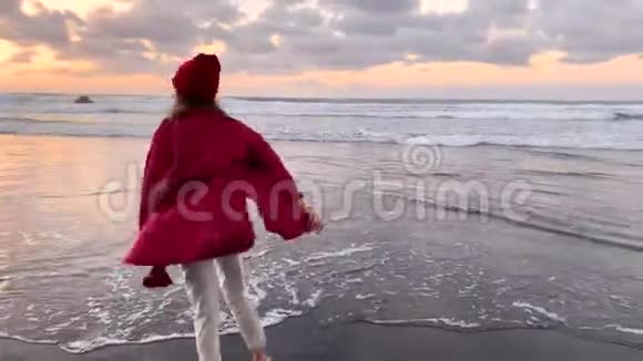 黄昏海滩上无忧无虑的女人视频的预览图