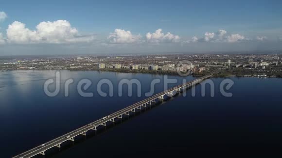 汽车在桥上行驶从高处俯瞰桥的鸟瞰图视频的预览图