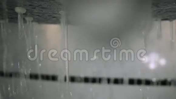 淋浴水流淌视频的预览图