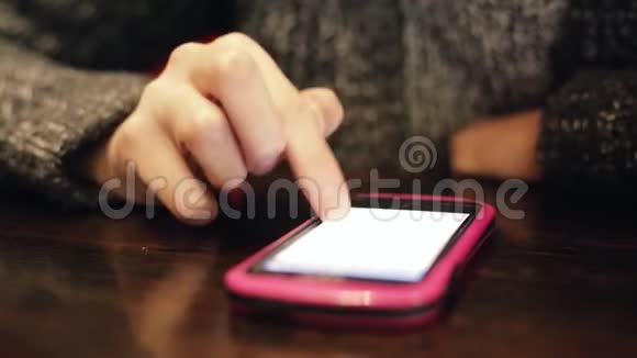 女商人的手在智能手机上滚动与客户在线聊天视频的预览图