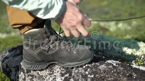 一个徒步旅行者系鞋带视频的预览图