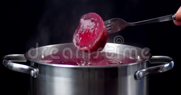 新鲜甜菜在锅里煮视频的预览图