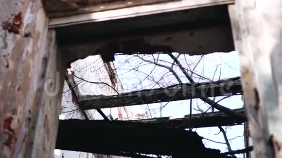 有破屋顶的建筑视频的预览图