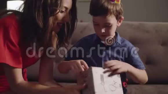 男孩和妈妈一起打开生日礼物视频的预览图
