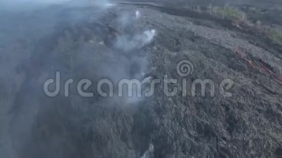夏威夷大岛熔岩场的鸟瞰图视频的预览图