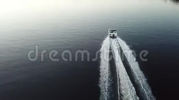 驶向桥的船视频的预览图