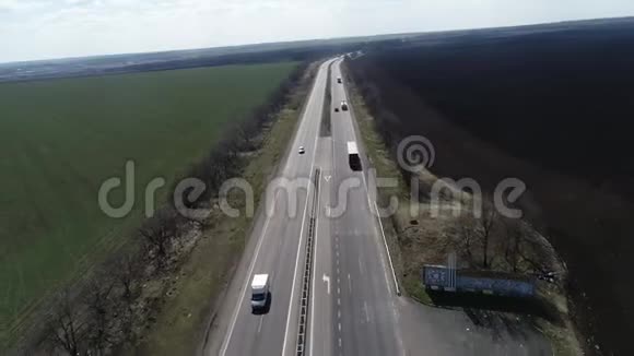 汽车在桥上行驶从高处俯瞰桥的鸟瞰图视频的预览图