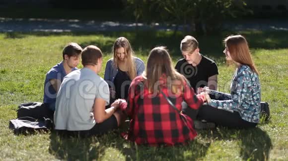 年轻的基督徒围坐在一起祈祷视频的预览图