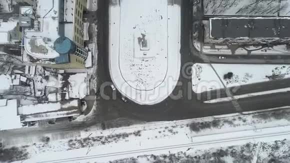 从高处俯瞰冬季城市的景色从高处俯瞰冬季城市视频的预览图
