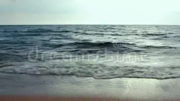 空荡荡的海滩面向大海视频的预览图