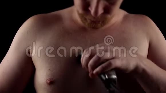 男人剃了他的胸部视频的预览图
