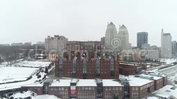 从高处俯瞰冬季城市的景色从高处俯瞰冬季城市视频的预览图