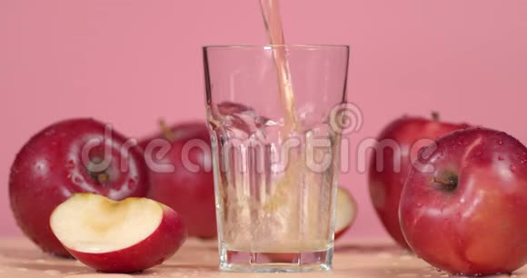 把苹果汁倒入玻璃杯中视频的预览图