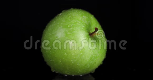 雨中鲜绿的苹果视频的预览图