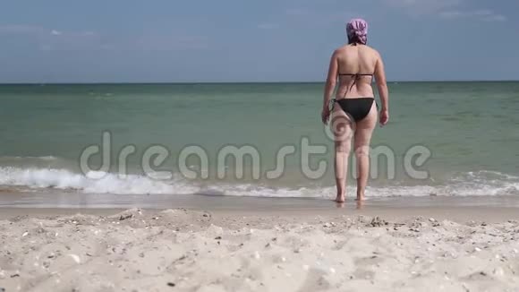 海上妇女海滩度假视频的预览图
