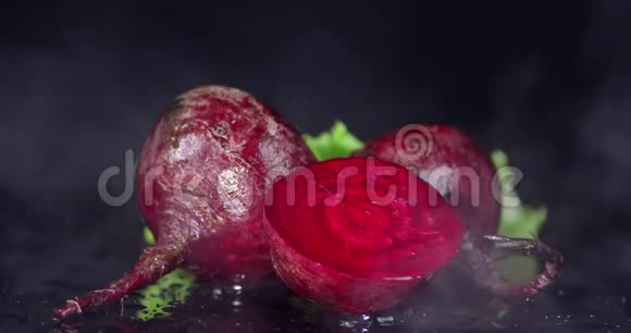 新鲜甜菜与凉爽的蒸汽视频的预览图