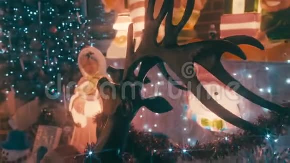 英国装饰精美的圣诞屋假日视频的预览图