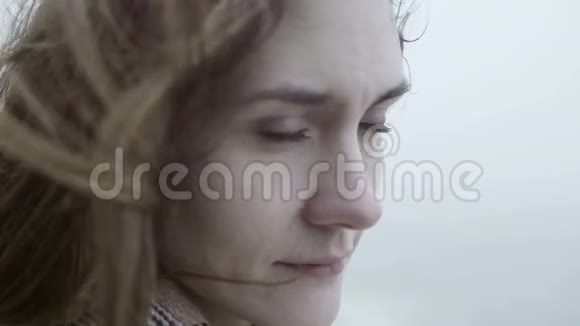 一幅年轻悲伤的女人在雾蒙蒙的日子里远远地看着做梦的肖像风中飘动的雌波的勃朗特发视频的预览图
