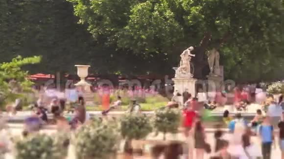 城市行人交通时间过后巴黎潘视频的预览图
