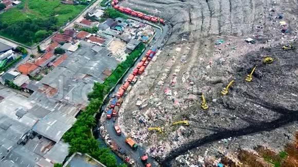 空中观景台像山一样的大型垃圾填埋场拖拉机将垃圾运往印度尼西亚Bekasi的垃圾填埋场视频的预览图