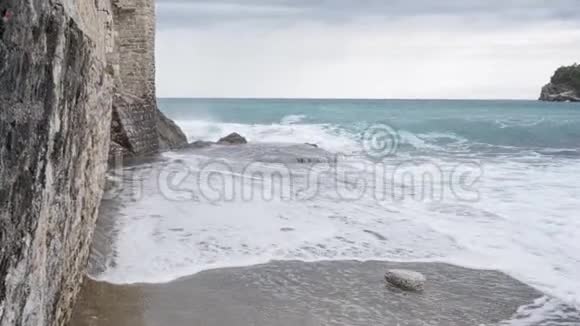 蓝色的波浪拍打着石头视频的预览图