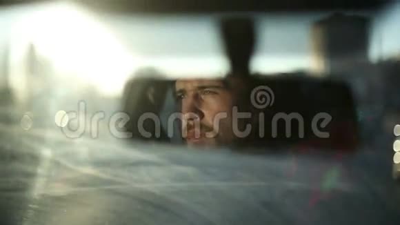 人开汽车车后视镜反射面日落时间视频的预览图