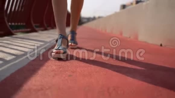 女人是脚在路上视频的预览图
