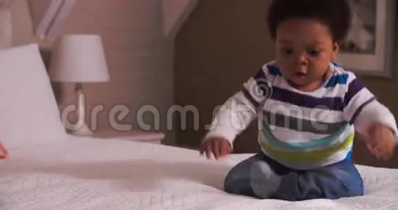 可爱的婴儿在父母的床上享受欢乐视频的预览图