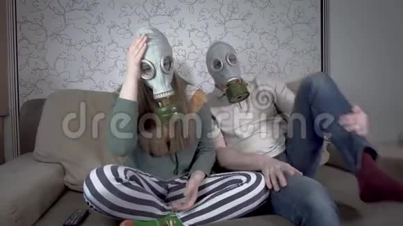 女儿和父亲戴着防毒面具视频的预览图