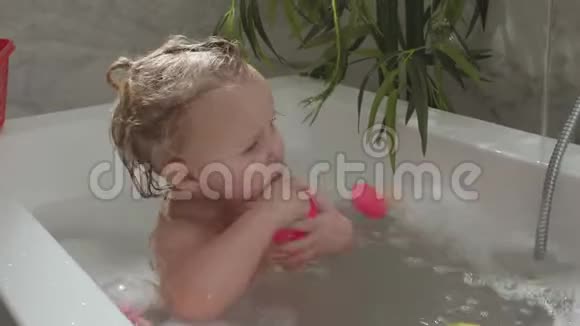 洗澡时玩的小孩视频的预览图
