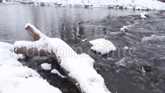 冬天的水流视频的预览图