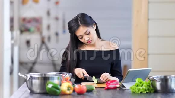 疲惫时尚的年轻亚洲女人正在做新鲜的饭菜头痛中等视频的预览图