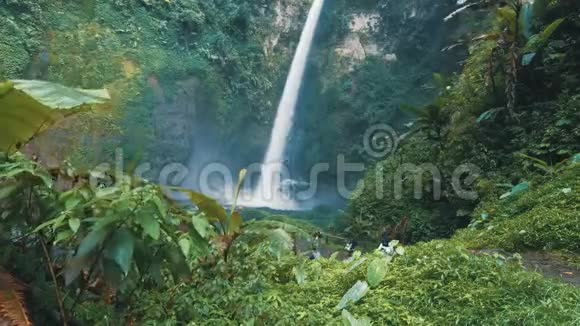 史诗瀑布自然背景时间间隔4k丛林中的热带雨林有着强大的瀑布视频的预览图