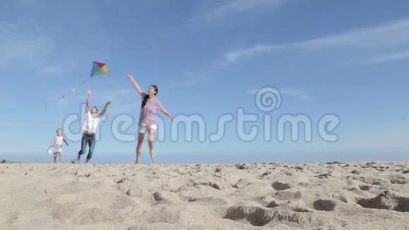 一家人在海滩上放飞风筝视频的预览图