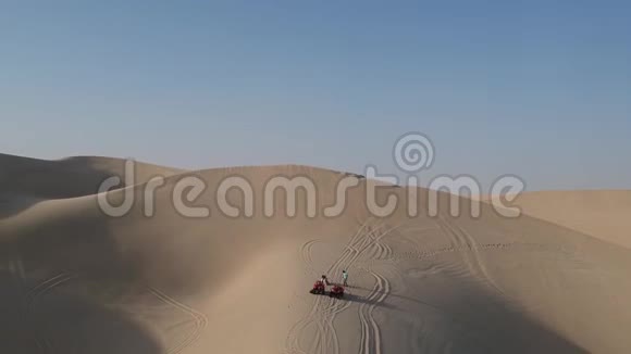 在沙漠里孤独视频的预览图