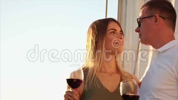 夫妻俩正在度假在游艇上航行喝着酒视频的预览图