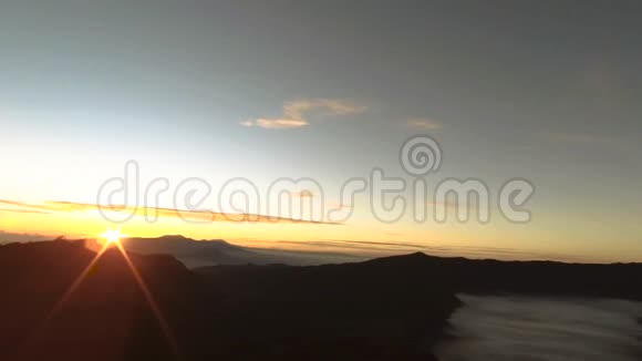 布罗莫山和布罗莫山国家公园的野生岛屿上美丽多彩的日出日落视频的预览图