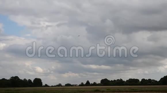 多云天空中的小飞机视频的预览图