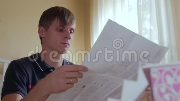 年轻人阅读手册视频的预览图